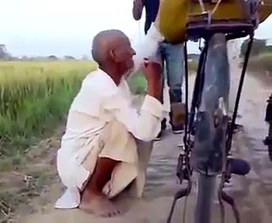 "Teri Dunia Se Door, Chale Ho K Majboor, Hamain Yaad Rakhna" by an old man