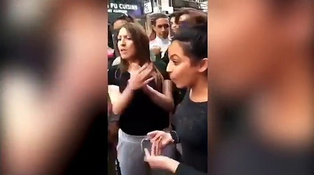 Baston de fille pour un téléphone. Violente les demoiselles