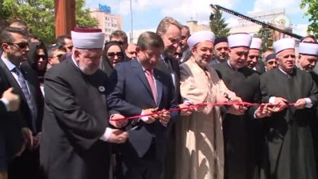Başbakan Davutoğlu, Ferhadiye Camisi'nin Açılış Töreninin Ardından Bosnalı Vatandaşlarla Selamlaştı...