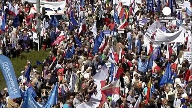 Польша: сторонники власти и оппозиция вышли объясниться на улицу
