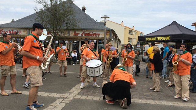 Les festivaliers du Off battent le pavé