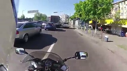 Un motard poursuit un voleur et récupère un sac à main