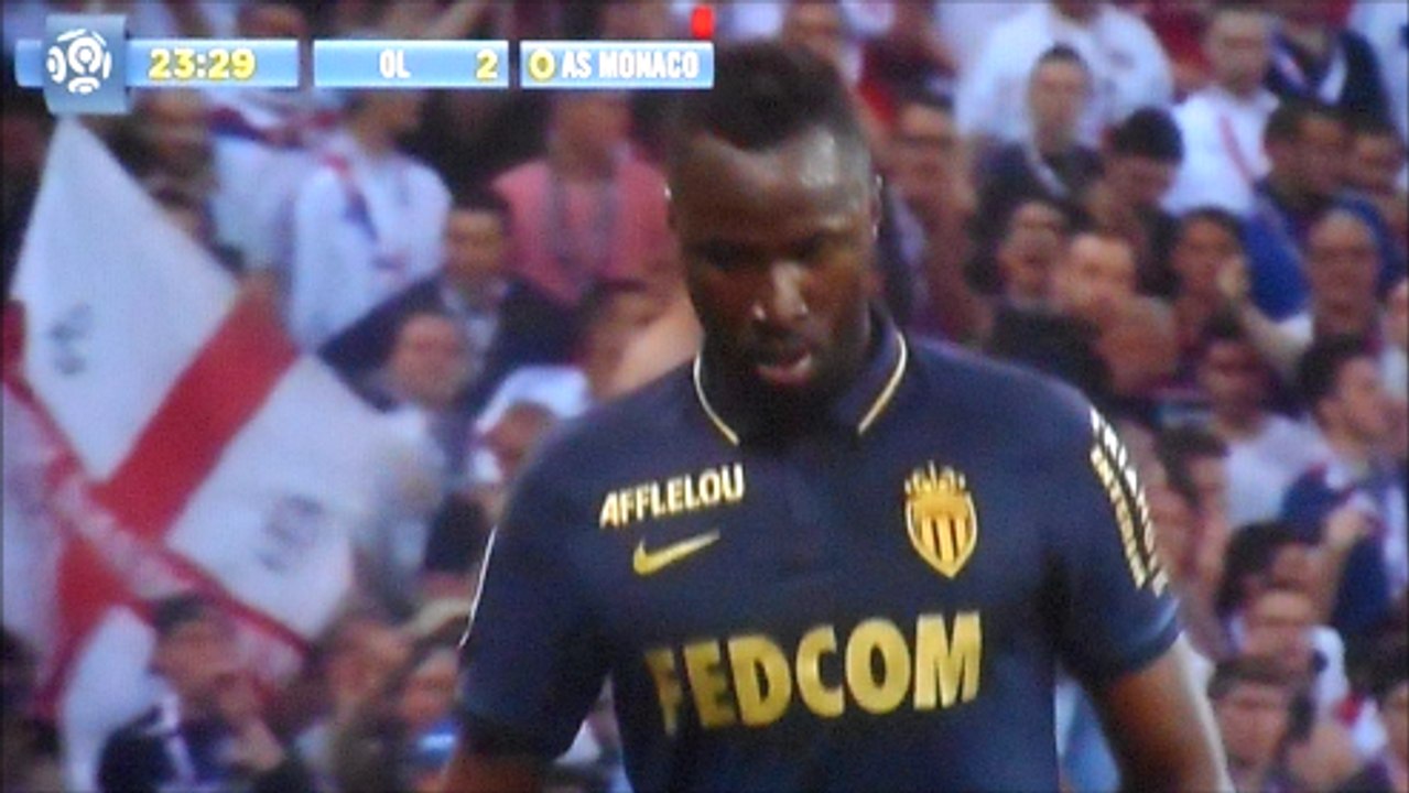 Lacina Traoré Gets Sent Off After Two Dumb Successive Fouls vs Lyon!
