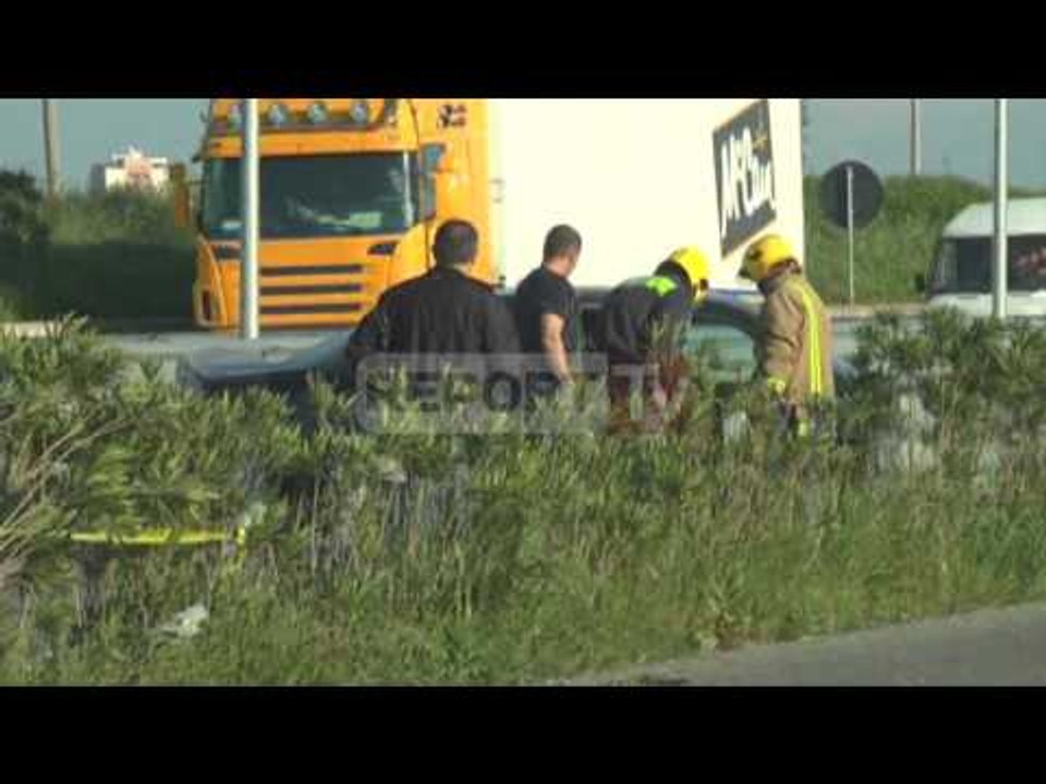 Report TV - Kavajë, makina përplaset me trafikndarësen, vdesin dy fëmijë