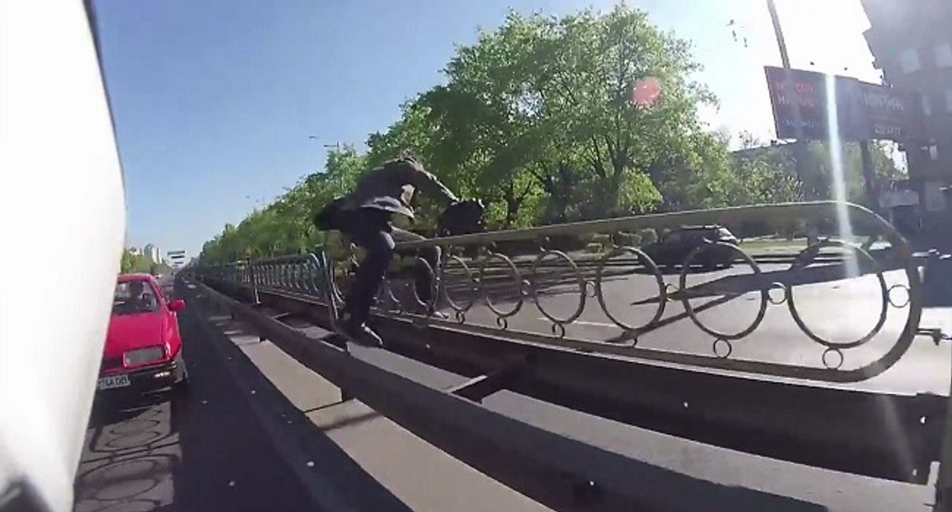 Ce motard va réussir à récupérer le sac à main d'une femme des mains d'un voleur