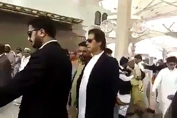 ہمارا کپتان خان وزيراعظم نہيں پھر بھی ان کا استقبال ديکھو مدينہ منورہ ميں ماشاءاللہ