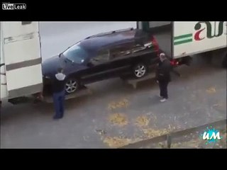 Il Modo In Cui Quest'Auto Viene Caricata Sul Camion è Assurdo... Guardate Come Va A Finire!! (VIDEO)