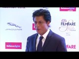 Shahrukh Khan At Filmfare Awards 2016 Red Carpet