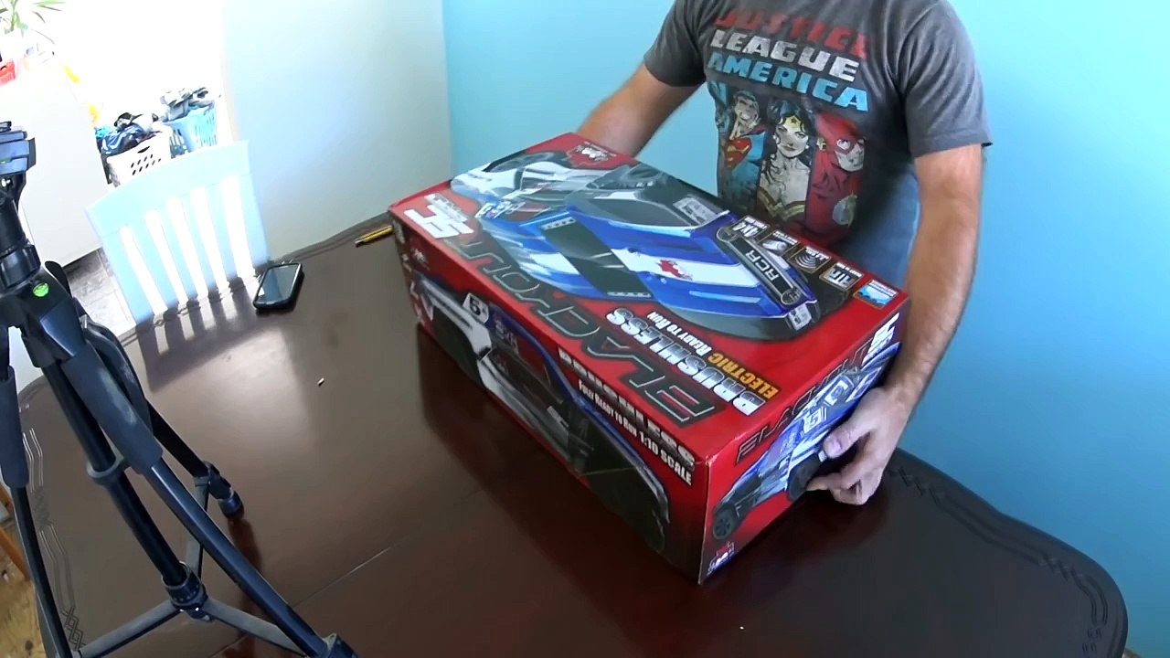 Redcat Racings Blackout SC Brushless 4X4 RTR unboxing, Overview and Test Run
