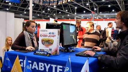 HME 2009 Girl owns Guy in Counter Strike Source