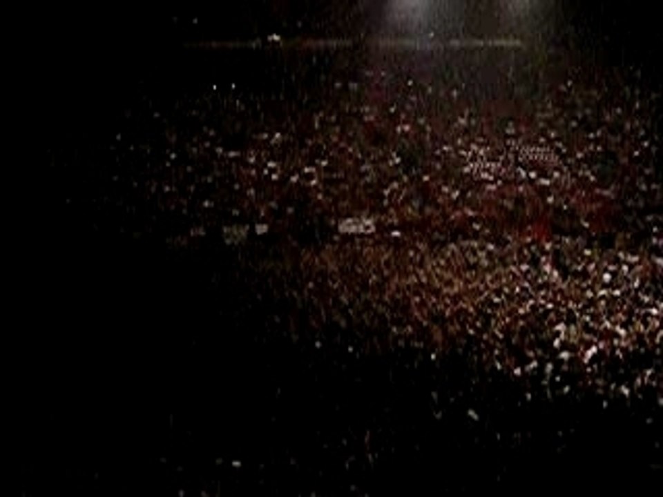 Début du concert d'Indochine à Bercy -- ambiance