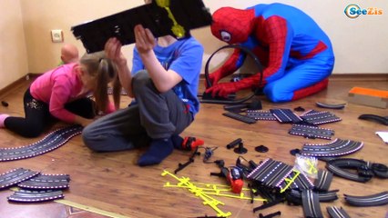 Spiderman. Игорек, Ярослава и Человек Паук собирают Автотрек. Игрушки для мальчиков. Видео для дете