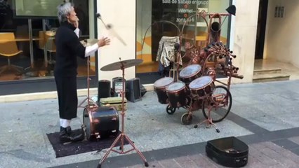 Un jongleur joue de la batterie !