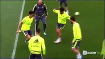 Zinedine Zidane, como uno más, da clases de elegancia a los jugadores en un rondo