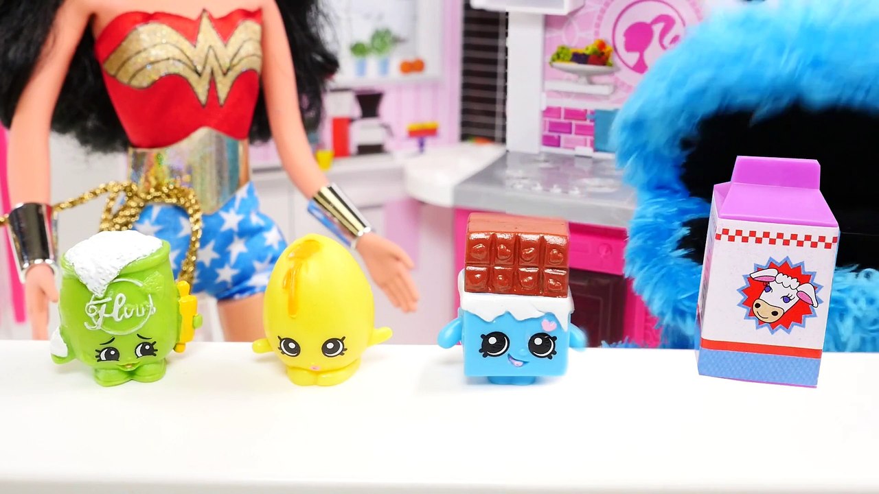 Cooking with WONDER WOMAN _ Baking Cookies with COOKIE MONSTER _ Barbie Superhero Episodes