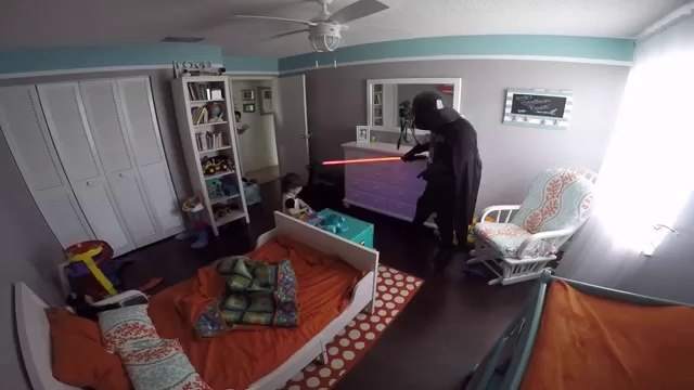 Il réveille son fils déguisé en Dark Vador. Réaction énorme