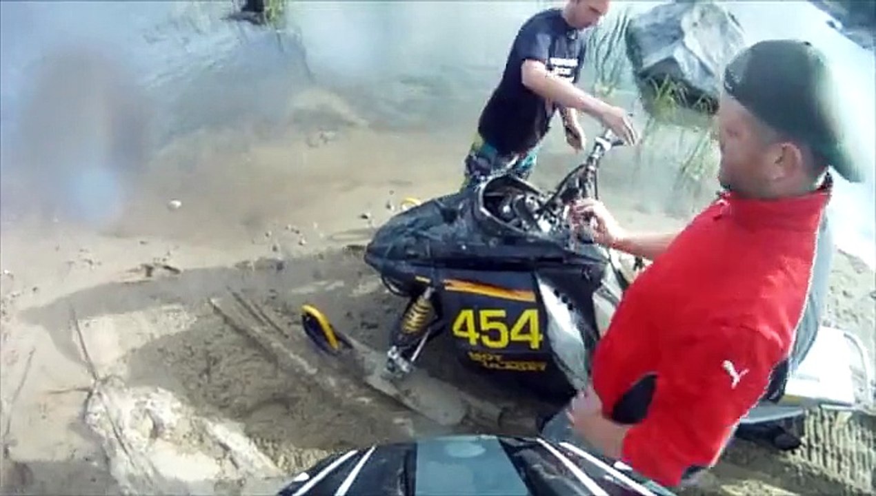 Sa motoneige se barre toute seule, traverse un lac et fini dans les bois