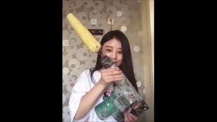 Une fille mange du maïs avec une perceuse et se scalpe : fail énorme