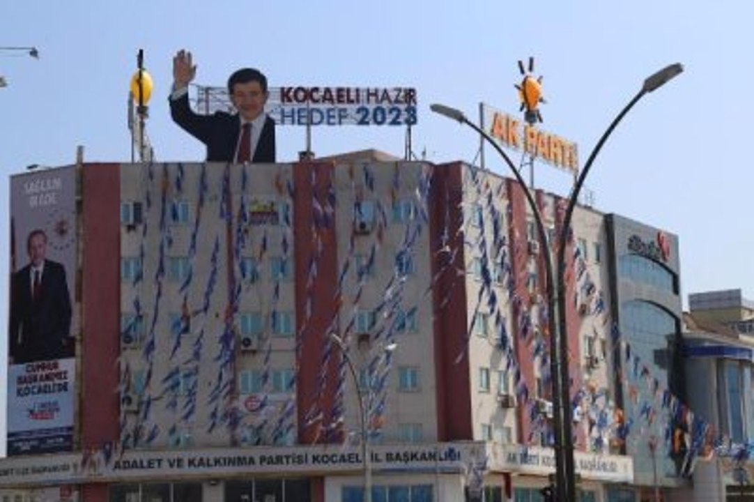 Başbakan'ın Afişi Kalktı, Yerine Cumhurbaşkanı'nın Afişi Konuldu