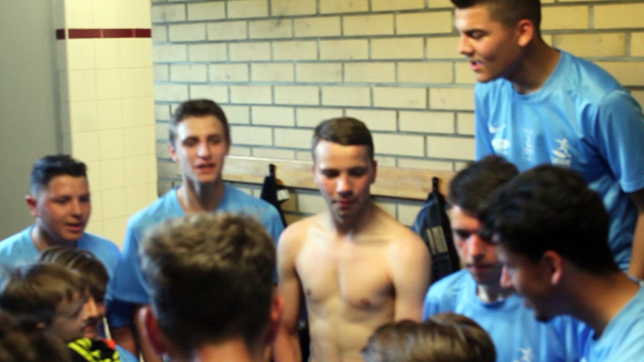 AMBIANCE DANS LE VESTIAIRE SINOIS APRES LA VICTOIRE CONTRE NEUVILLE