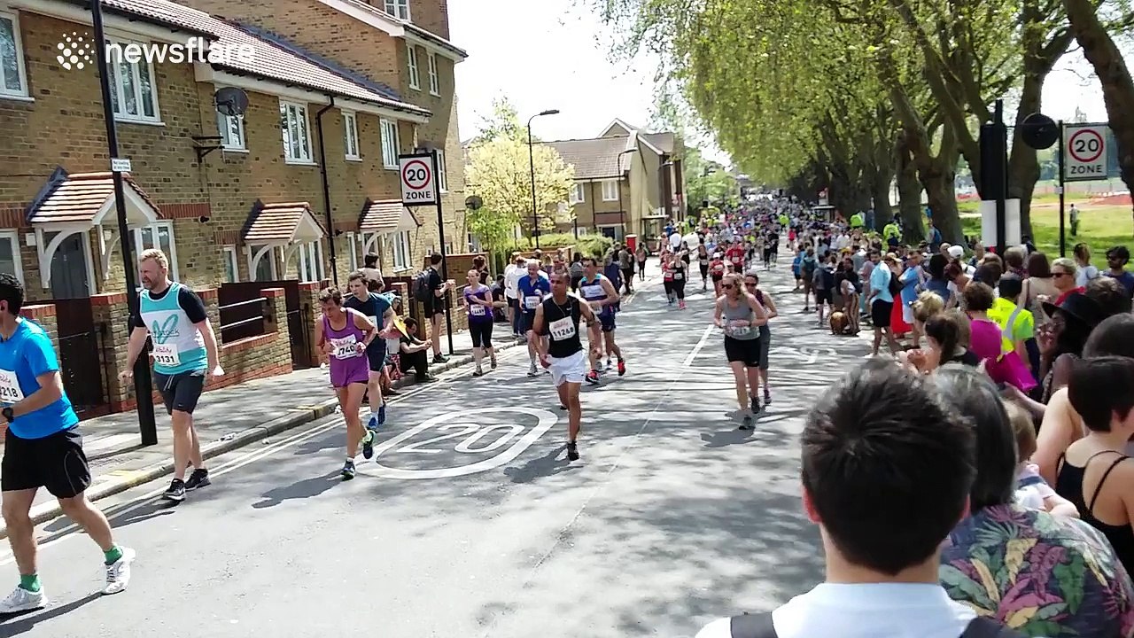 London runners grab a drink during a heatwave