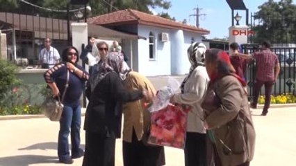 Antalya Anneler Gününde Şehit Verdiği Oğluna Koştu