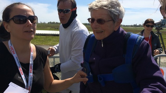 Pour ses 92 ans, elle saute pour la 1re fois en parachute