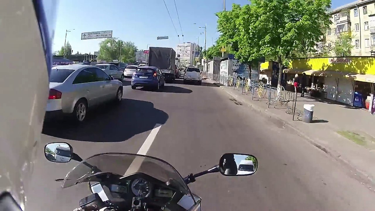 Bonne action, un motard arrête un voleur à l'arrachée en pleine action !