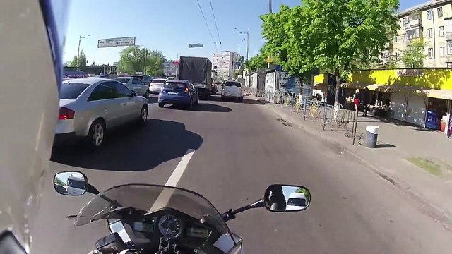 Bonne action, un motard arrête un voleur à l'arrachée en pleine action !