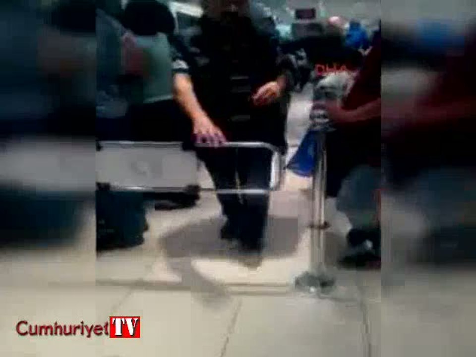 AVM'de saç saça baş başa kavga kamerada