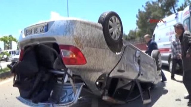 Gaziantep Polis Otomobili ile Hafif Ticari Araç Çarpıştı: 2'si Polis 3 Yaralı