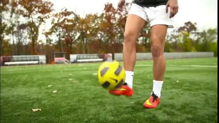 Basic Tutorial of How To Juggle a Soccer Ball -  Soccer Juggling Tips