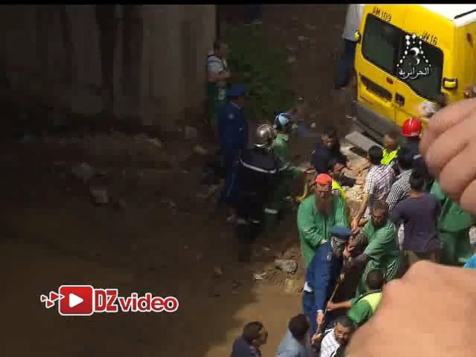 Accident de la route : Une voiture tombe dans Oued El Harrach.