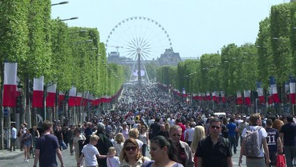 下载视频: Parisiens et touristes aux anges avec l'opération Champs-Élysées piétons