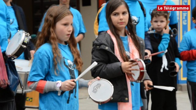 Lannion. Trégor multicolore : La Batucada Sambazar déambule
