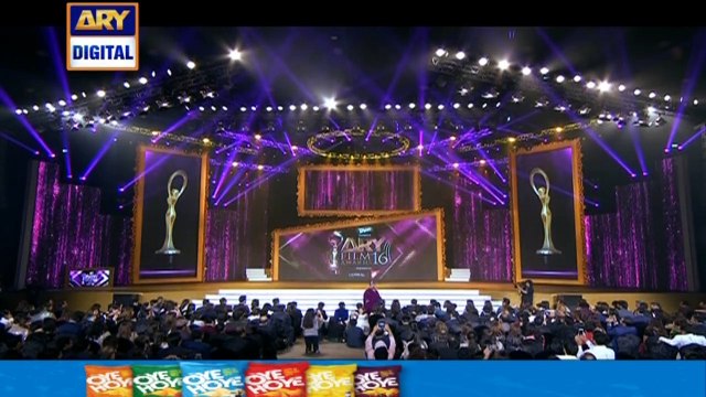 Watch Ahmed Ali Butt's hilarious mimicry of Taher Shah - ARY Films Awards - 7th May 2016