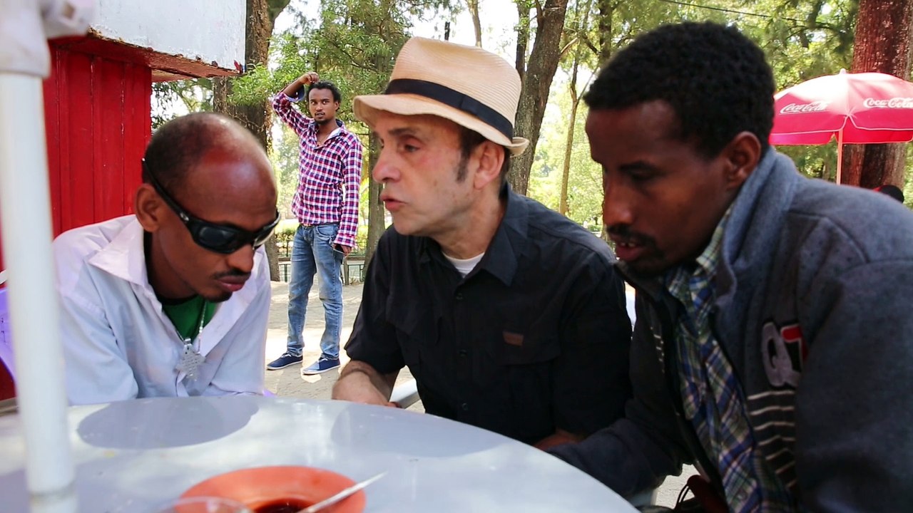 Jean-Pierre Brouillaud rencontre deux aveugles en Ethiopie
