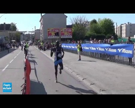 Les premiers coureurs passent la ligne d'arrivée