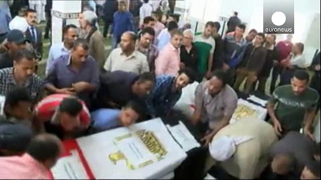 Egipto despide con un funeral militar a 8 policías asesinados por el Dáesh