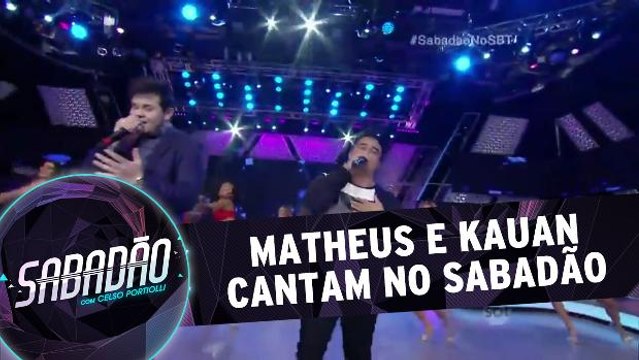 Matheus e Kauan cantam no palco do Sabadão
