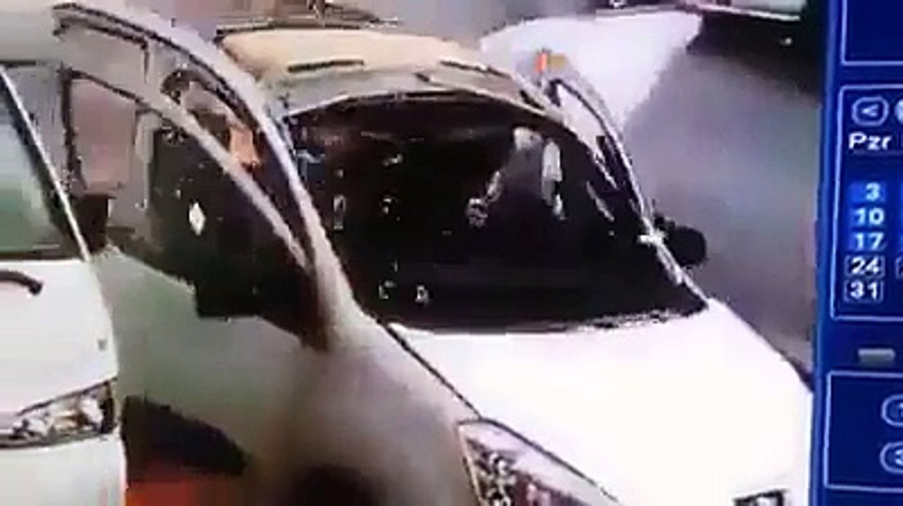 Explosion incroyable d'une camionnette