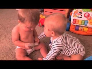 Video herunterladen: Babies Hold Hands and Snuggle