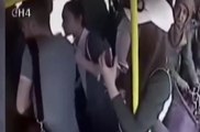 Un hombre muestra sus partes intimas dentro de un bus urbano
