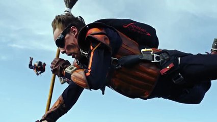Des hommes jouent au quidditch en plein ciel