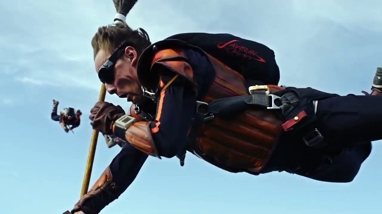 Des hommes jouent au quidditch en plein ciel