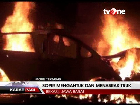 Tabrak Truk, Sebuah Minibus Ludes Terbakar