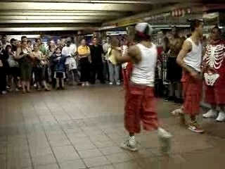 Danseurs dans le métro