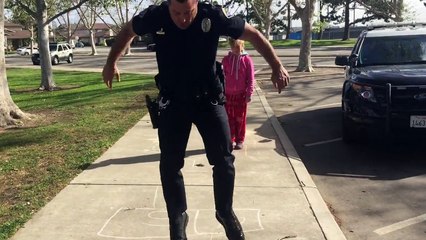 Un policier s’arrête pour jouer à la marelle avec une fillette de 11 ans SDF