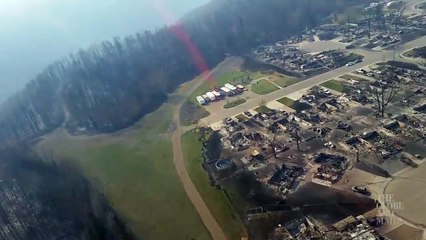 La ville de Fort McMurray détruite par l'incendie filmée par hélicoptère