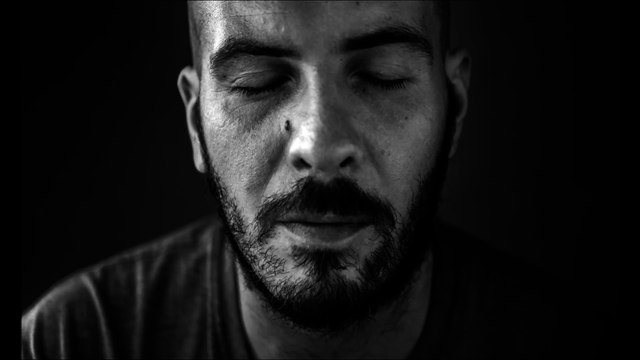 Niejeden wróg życzył mi abym upadł na pysk Niejeden pluł w moje drzwi abym umarł już dziś Niejeden tchórz szydził z tych, którzy walczyli by Wciąż żyć, nie poddając się w tym